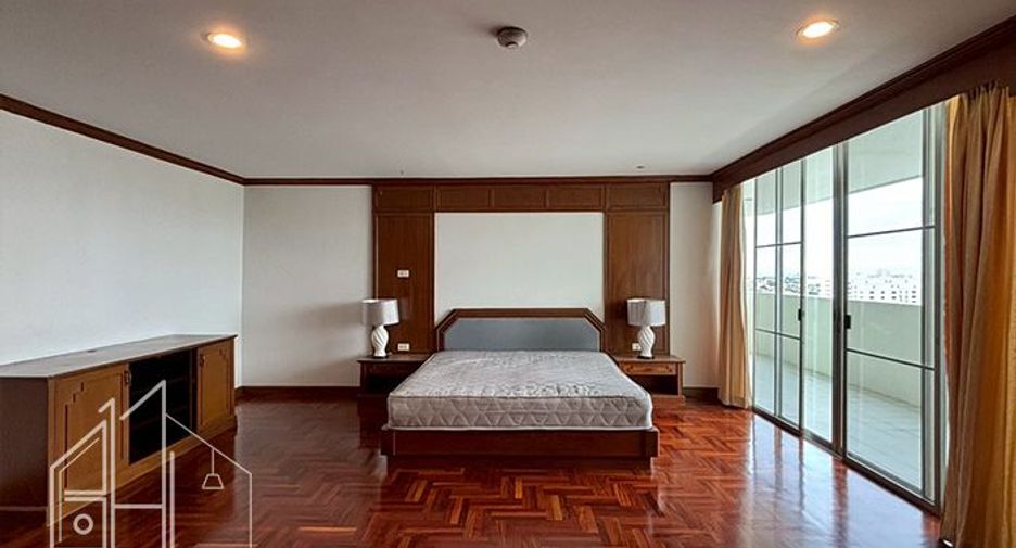 For rent 3 bedrooms condo in Watthana, Bangkok