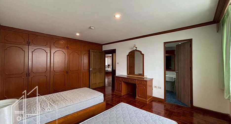 For rent 3 bedrooms condo in Watthana, Bangkok