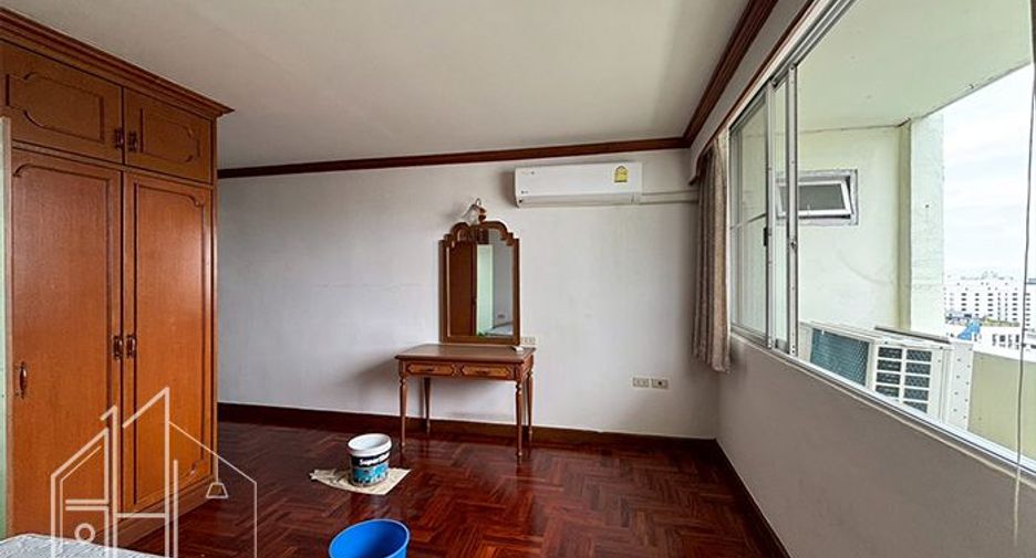 For rent 3 bedrooms condo in Watthana, Bangkok