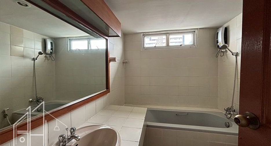 For rent 3 bedrooms condo in Watthana, Bangkok