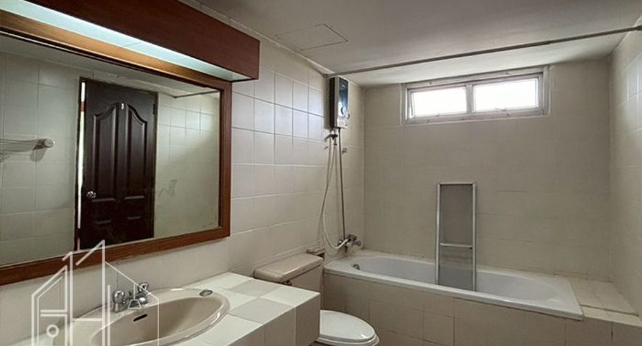 For rent 3 bedrooms apartment in Watthana, Bangkok