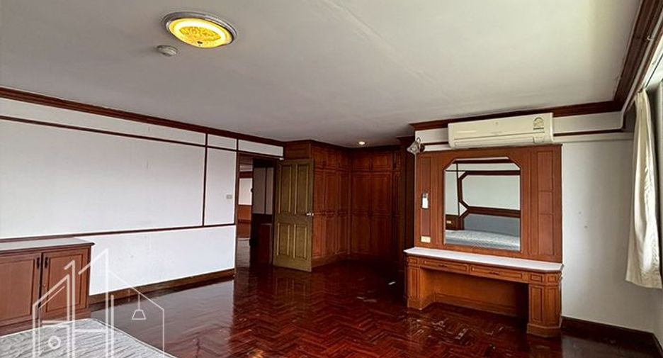 For rent 3 bedrooms apartment in Watthana, Bangkok