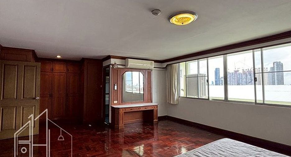 For rent 3 bedrooms apartment in Watthana, Bangkok