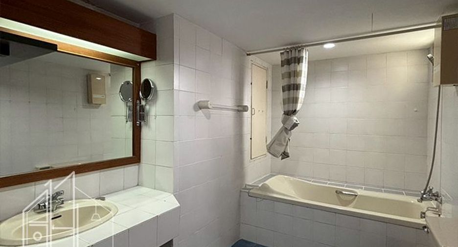 For rent 3 bedrooms apartment in Watthana, Bangkok
