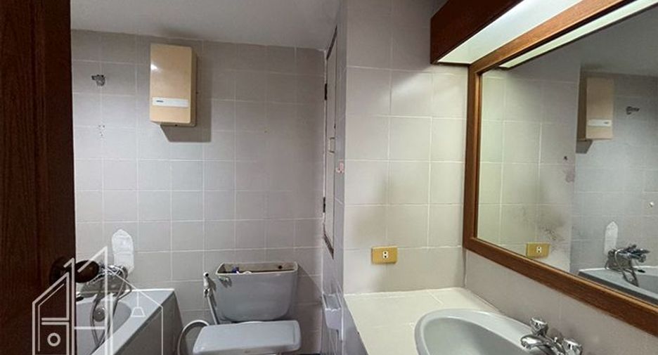 For rent 3 bedrooms apartment in Watthana, Bangkok