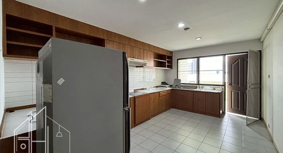 For rent 3 bedrooms apartment in Watthana, Bangkok