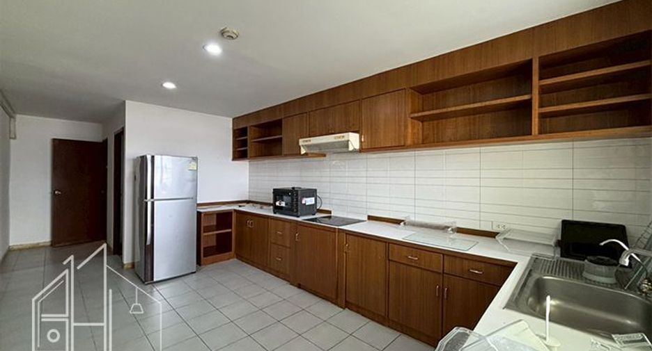 For rent 3 bedrooms apartment in Watthana, Bangkok