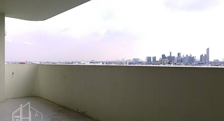 For rent 3 bedrooms apartment in Watthana, Bangkok
