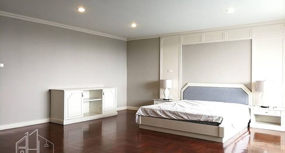 For rent 3 bedrooms apartment in Watthana, Bangkok