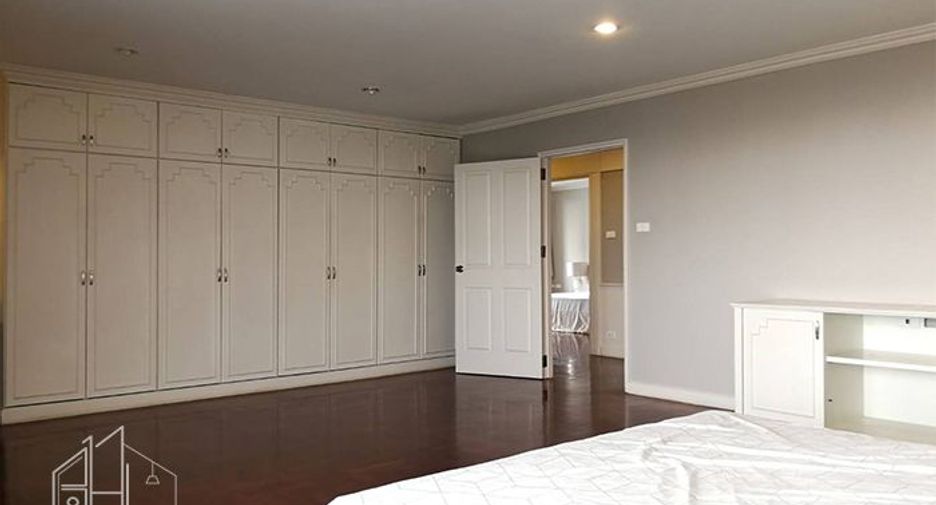 For rent 3 bedrooms apartment in Watthana, Bangkok