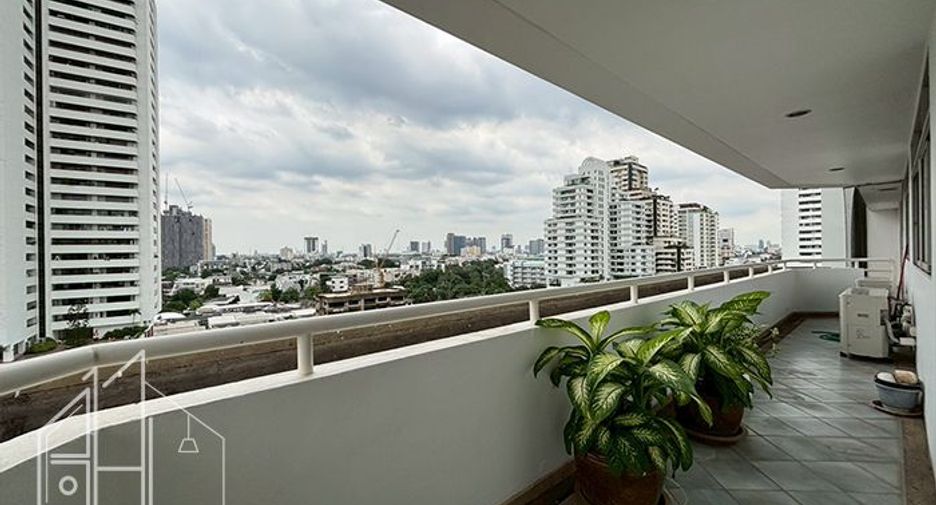 For rent 3 bedrooms condo in Watthana, Bangkok