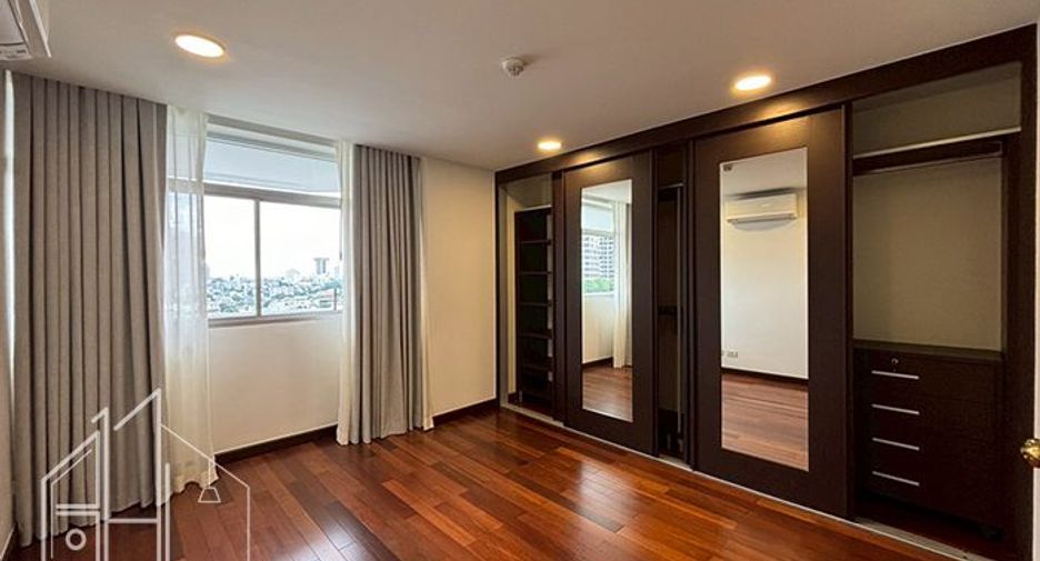 For rent 3 bedrooms condo in Watthana, Bangkok