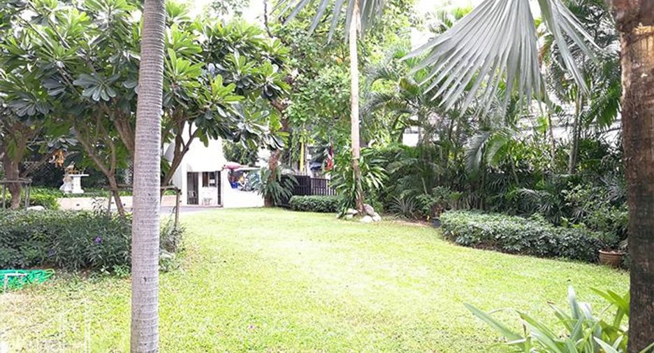 For rent 3 bedrooms condo in Watthana, Bangkok