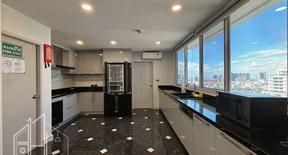 For rent 4 bedrooms condo in Watthana, Bangkok