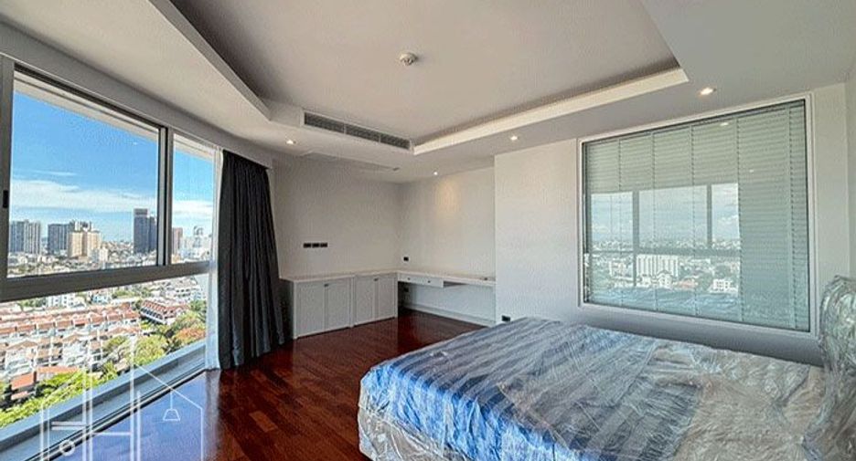For rent 4 bedrooms condo in Watthana, Bangkok