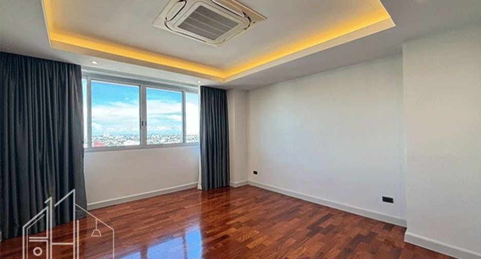 For rent 4 bedrooms condo in Watthana, Bangkok