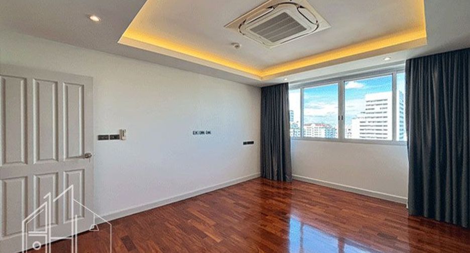 For rent 4 bedrooms condo in Watthana, Bangkok