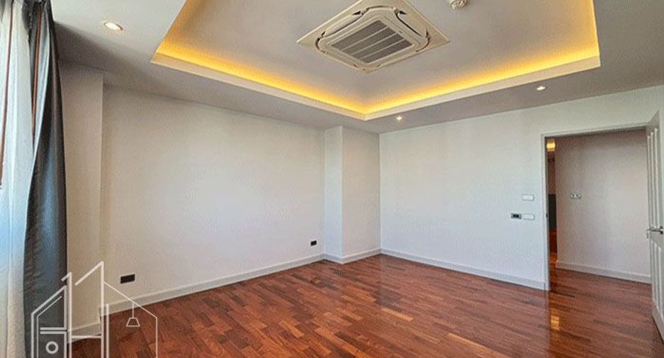For rent 4 bedrooms condo in Watthana, Bangkok