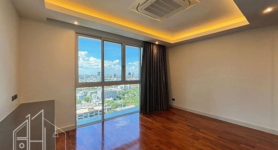 For rent 4 bedrooms condo in Watthana, Bangkok