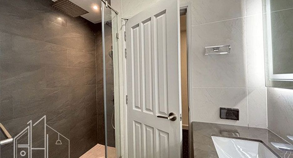 For rent 4 bedrooms condo in Watthana, Bangkok