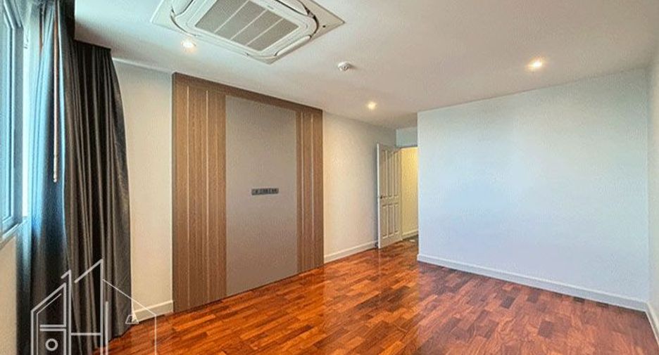 For rent 4 bedrooms condo in Watthana, Bangkok