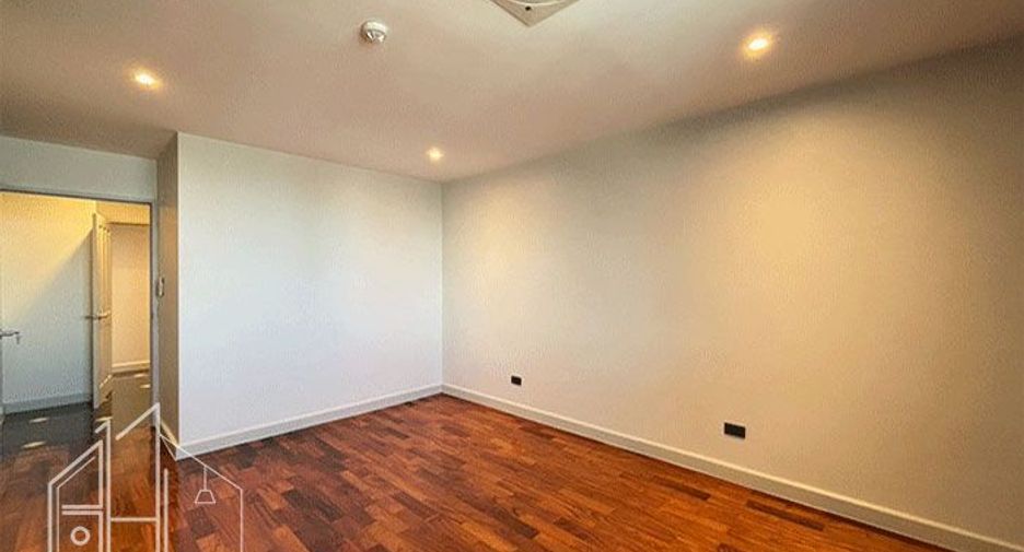 For rent 4 bedrooms condo in Watthana, Bangkok