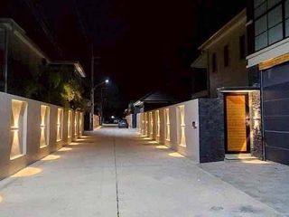 Villa en venta y en alquiler de 5 habitaciones en Bang Lamung, Chonburi