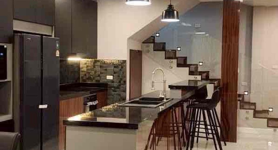 Villa en venta y en alquiler de 5 habitaciones en East Pattaya, Pattaya