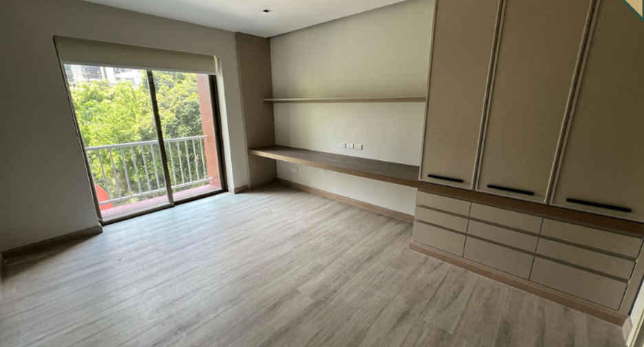 For rent 3 bedrooms condo in Pathum Wan, Bangkok