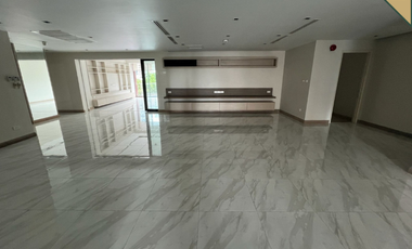 For rent 3 bedrooms condo in Pathum Wan, Bangkok