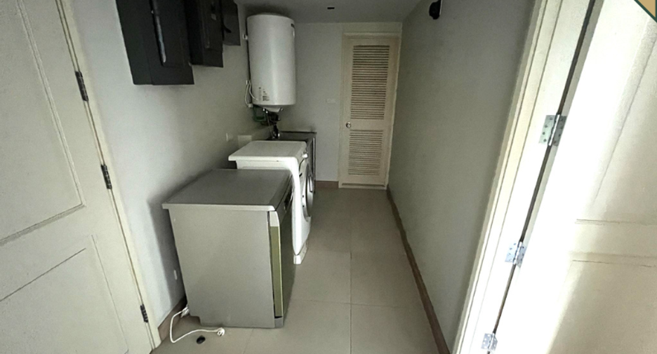 For rent 3 bedrooms condo in Pathum Wan, Bangkok