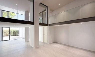 For rent and for sale 5 bedrooms townhouse in Watthana, Bangkok