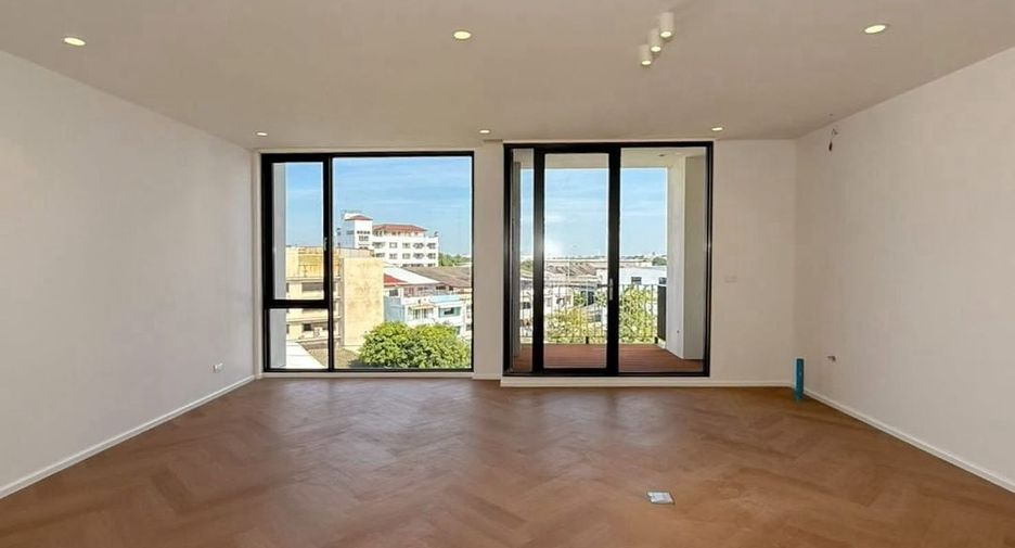 For rent and for sale 5 bedrooms townhouse in Watthana, Bangkok
