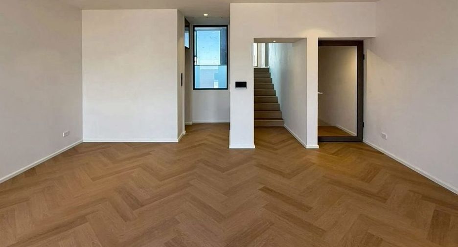 For rent and for sale 5 bedrooms townhouse in Watthana, Bangkok