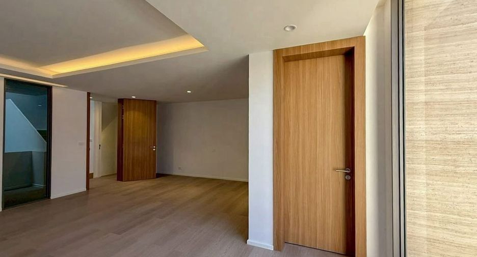 For rent and for sale 5 bedrooms townhouse in Watthana, Bangkok