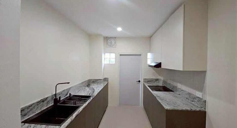 For sale 5 bedrooms house in Chatuchak, Bangkok