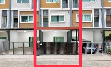 Casa adosada en alquiler de 3 habitaciones en Suan Luang, Bangkok