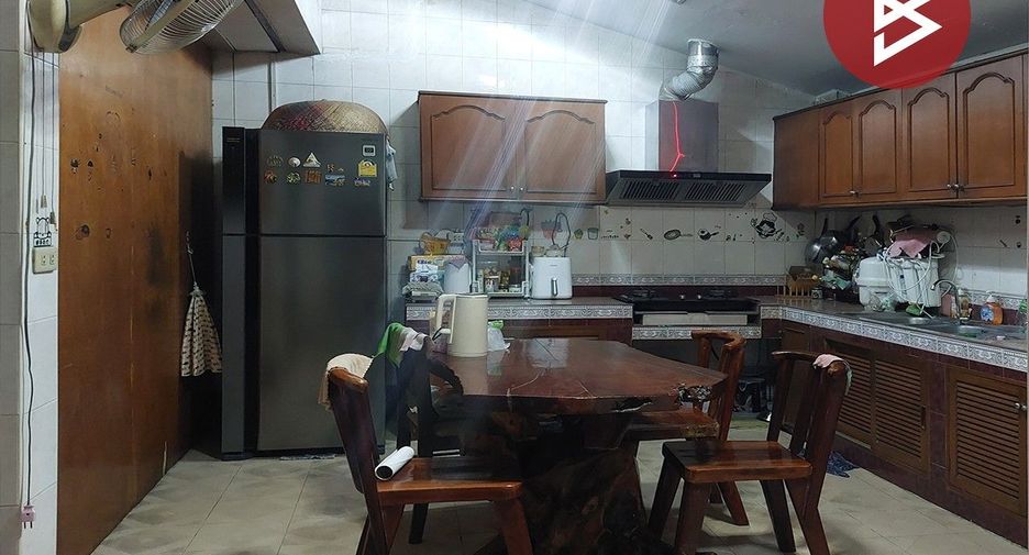 For sale 3 bedrooms townhouse in Wang Thonglang, Bangkok