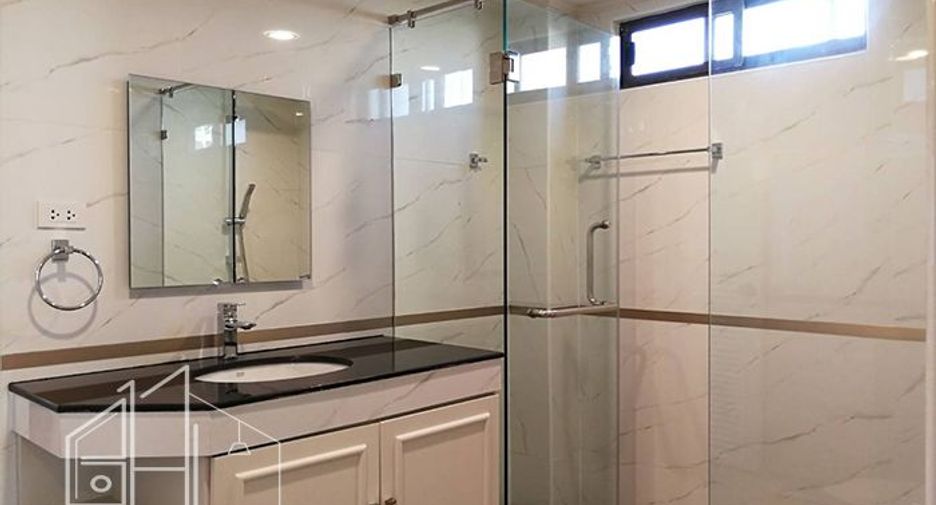 Condo en alquiler de 3 habitaciones en Khlong Toei, Bangkok