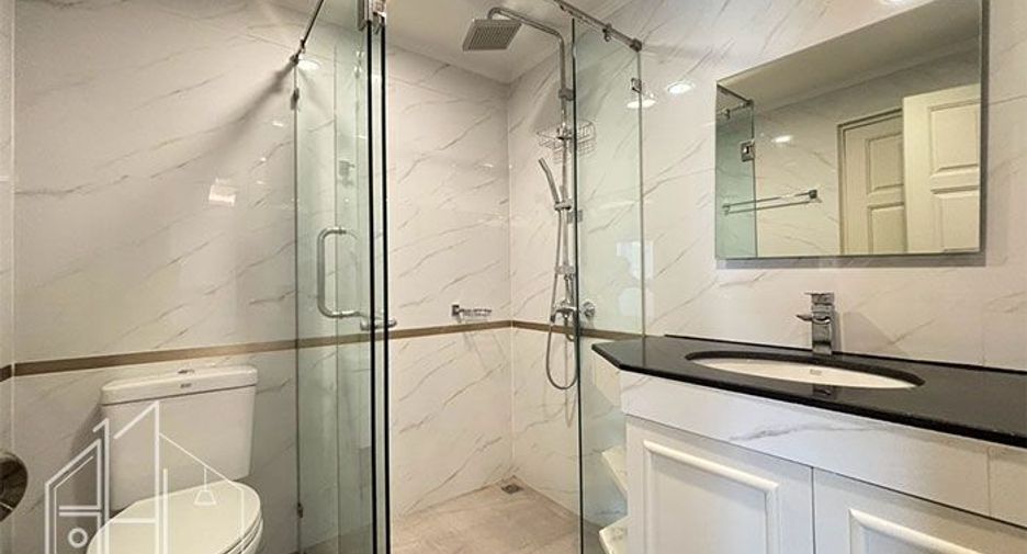 For rent 3 bedrooms condo in Khlong Toei, Bangkok