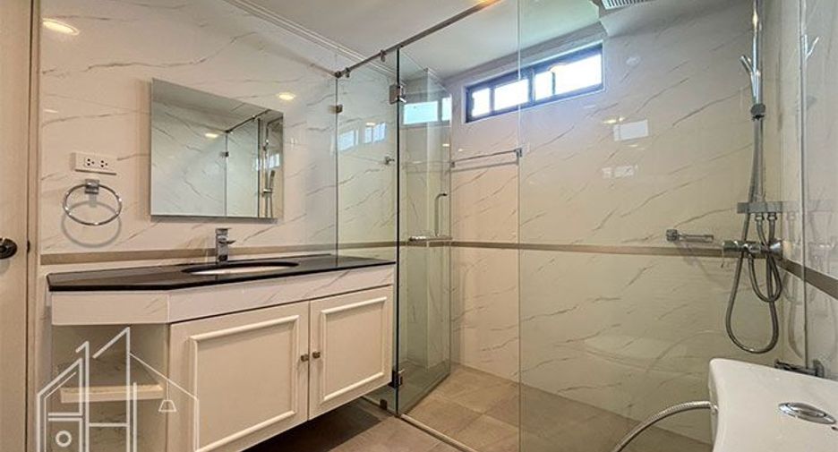 For rent 3 bedrooms condo in Khlong Toei, Bangkok