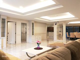 Condo en alquiler de 3 habitaciones en Khlong Toei, Bangkok