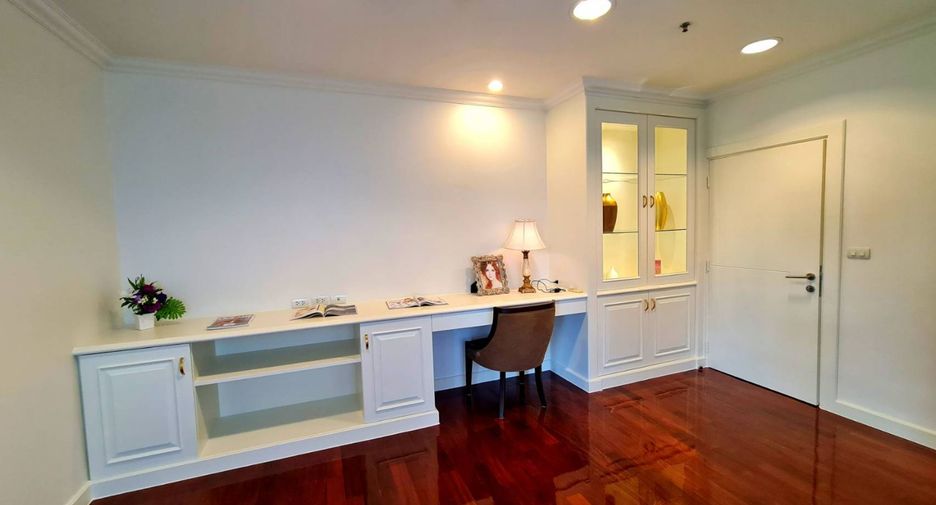 For rent 4 bedrooms condo in Khlong Toei, Bangkok