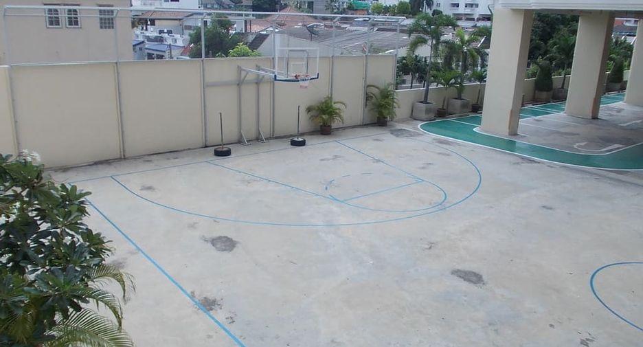 For rent 4 bedrooms condo in Khlong Toei, Bangkok