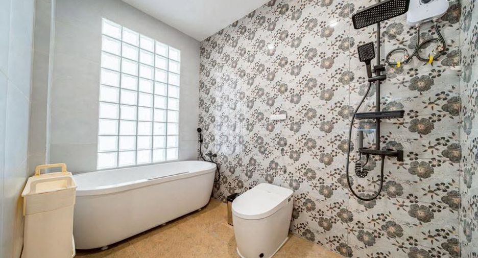 For sale 5 bedrooms house in East Pattaya, Pattaya