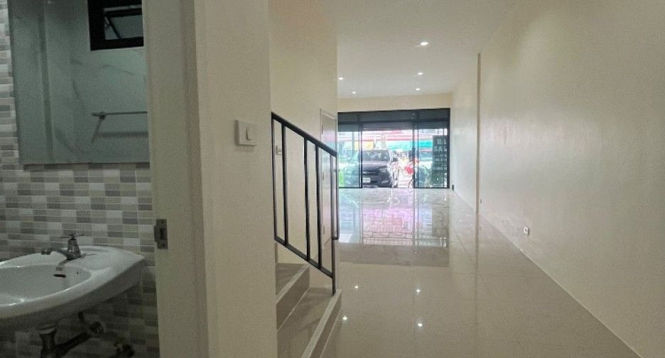 Gewerbefläche zum Kauf mit 3 Zimmer in Bang Phli, Samut Prakan