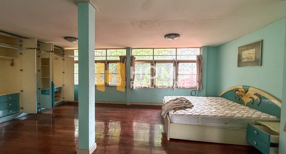 For sale 2 ベッドルーム house in Phra Khanong, Bangkok