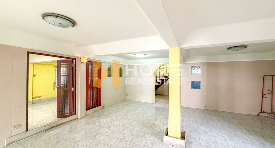 For sale 2 ベッドルーム house in Phra Khanong, Bangkok