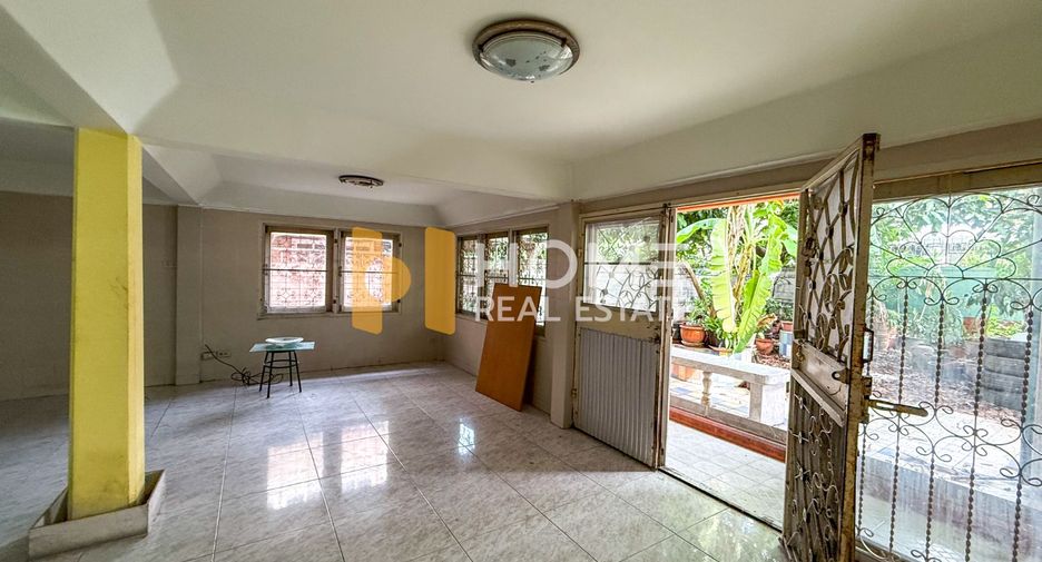 For sale 2 ベッドルーム house in Phra Khanong, Bangkok