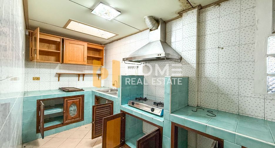 For sale 2 ベッドルーム house in Phra Khanong, Bangkok